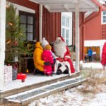 Joulupukki kuunteli lasten lahjatoiveita joulumarkkinoilla.